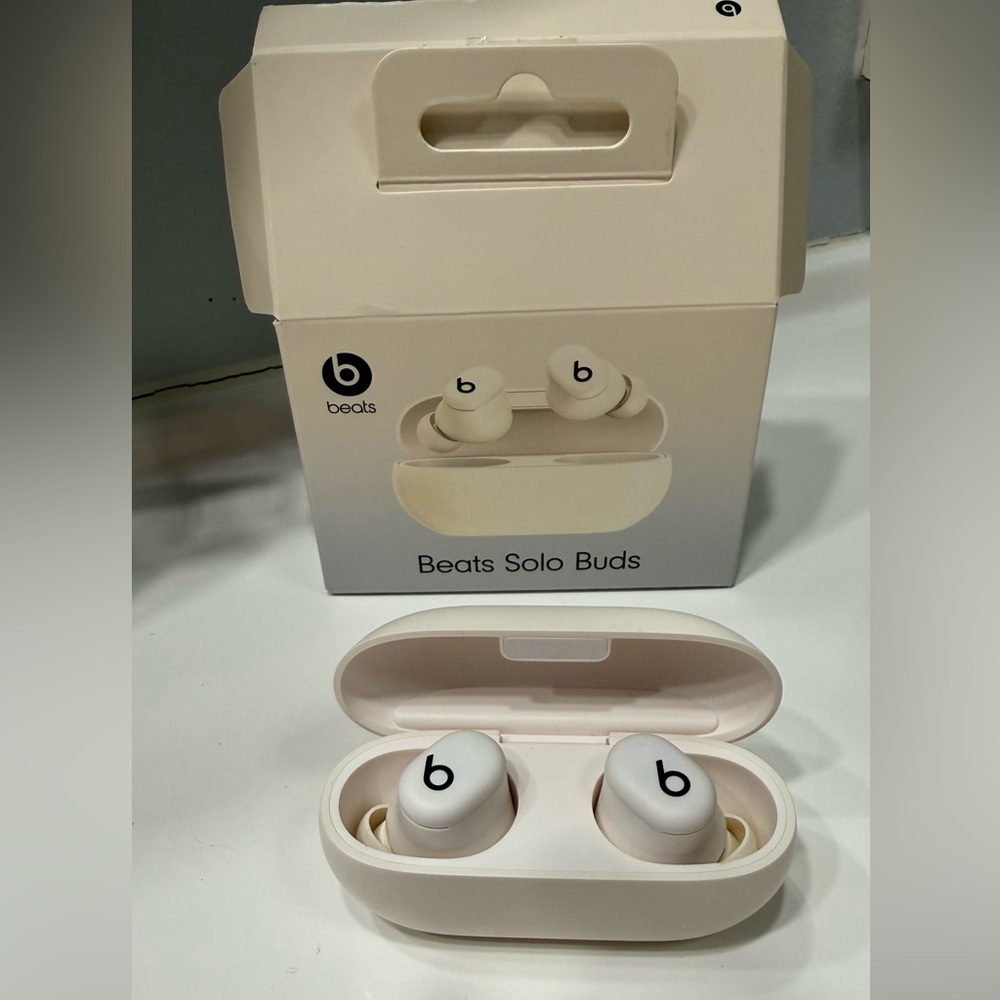 Beats Solo Wireless Earbuds Cream - Picture 7 of 8
